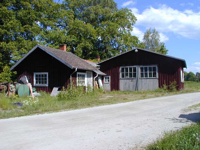 Verkstaden till höger och byggnaden till vänster är en tillbyggnad, en förlängning av smedjan.