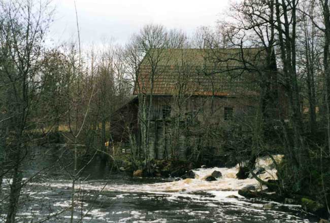 Kvissle kvarns fasad åt vattendraget, Lidan