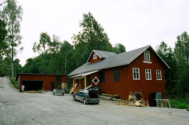 Laxarby fd kvarnbyggnads fasader mot nordöst och nord väst.