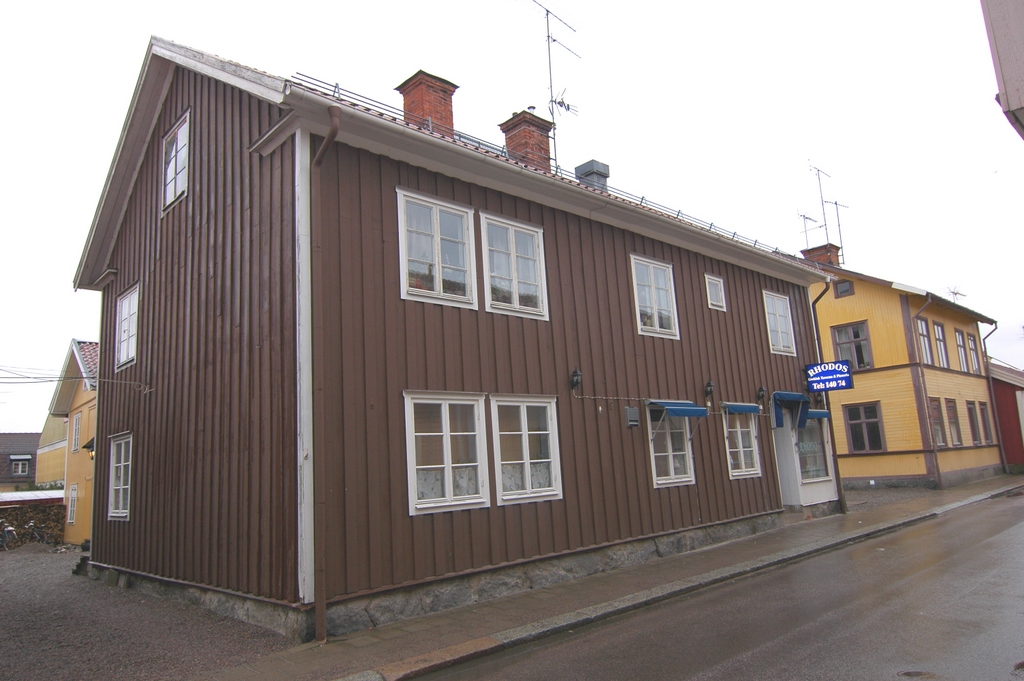 Byggnad 1, gavel mot gården, långsida mot Hyttgatan.