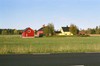 Svecklingebyns kvarn och såg. Kvarnens röda fasad till vänster om den gulmålade bosatden. Sågen syns till höger om bostadshuset, i bakgrunden.