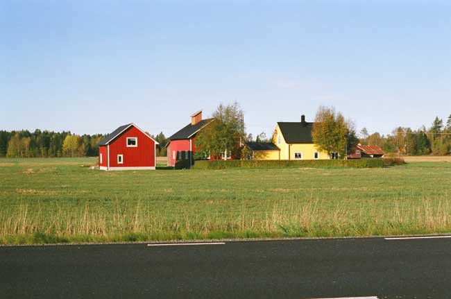 Svecklingebyns kvarn och såg. Kvarnen till väster om det gula bostadshuset och sågen i bakgrunden till höger om boastdshuset.