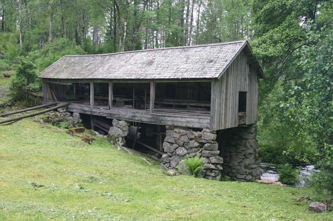 Flathults såg på höga plintar i natursten