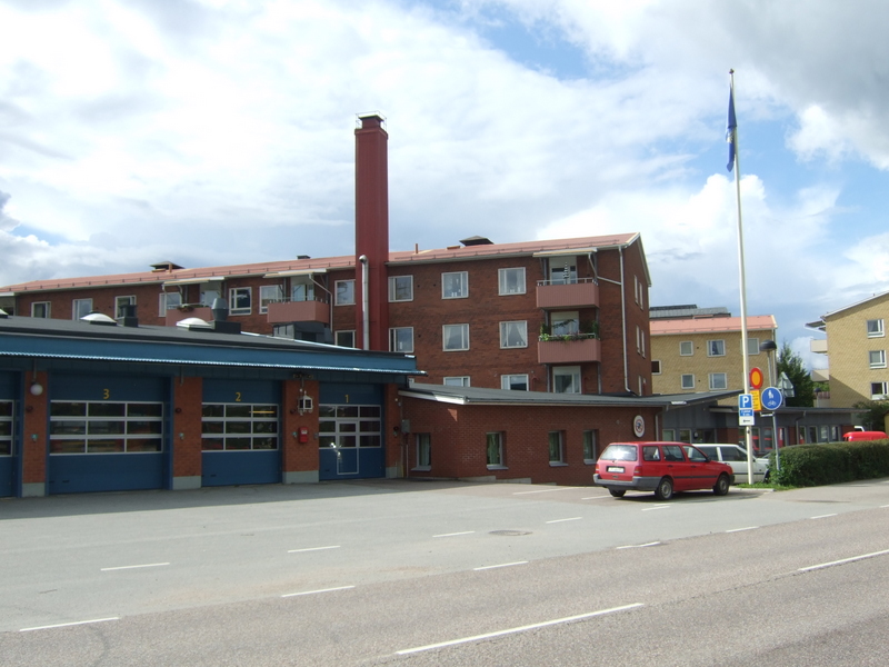 Husnr 1 fasad mot Väsbygatan. I bakgrunden syns byggnaden på Sligen 1.