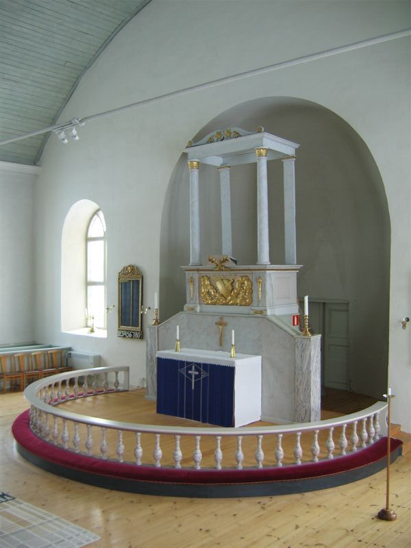 Altarpredikstol från byggnadstiden.
