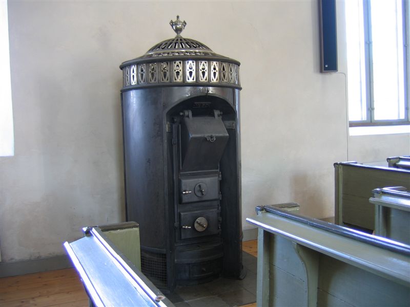 Gjutjärnskamin från kyrkans tidigare värmesystem.