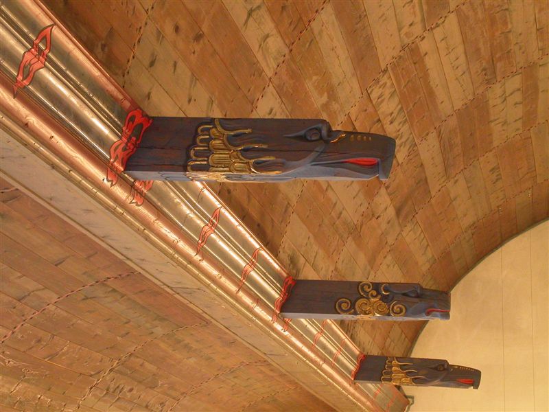 Dekorativt utformade tassar som ingår i takkonstruktionen.