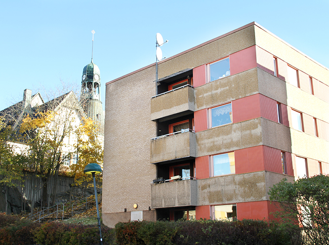 Sunnan 13, hus 4, Hagalunds kyrka i bakgrunden