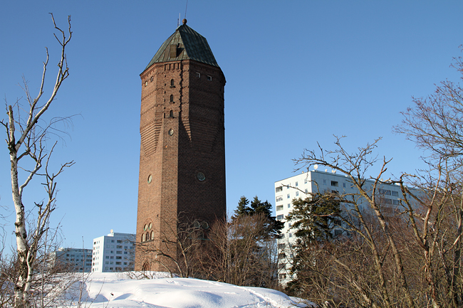 Hagalunds vattentorn med Blåkulla i bakgrunden