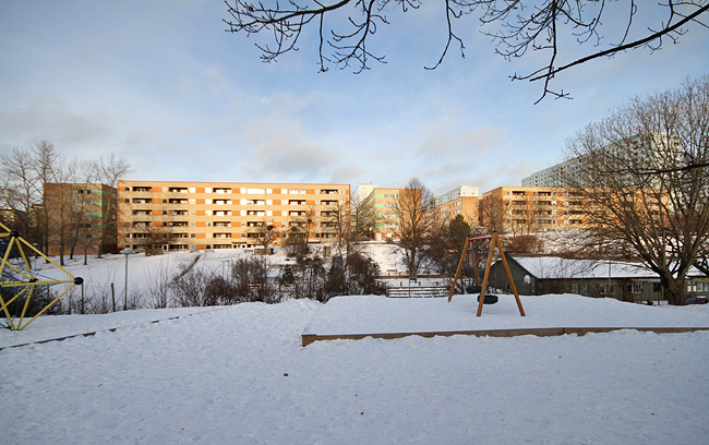 Husen vid Kyrkbacken från Hagalundsparken