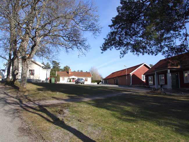 Kyrkomiljö med sockenstugan, kyrkstallet och kyrkskolan söder om kyrkan