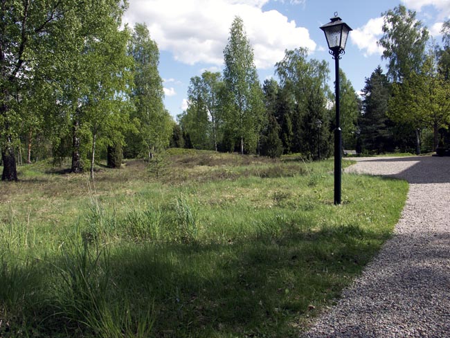 Hällby kyrka, kyrkoanläggning öster om kyrkan