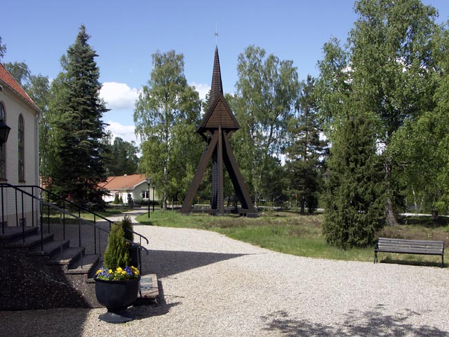 Hällby kyrka, kyrkoanläggning