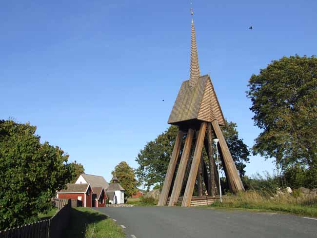 Lista kyrka, kyrkomiljö med klockstapeln i väster