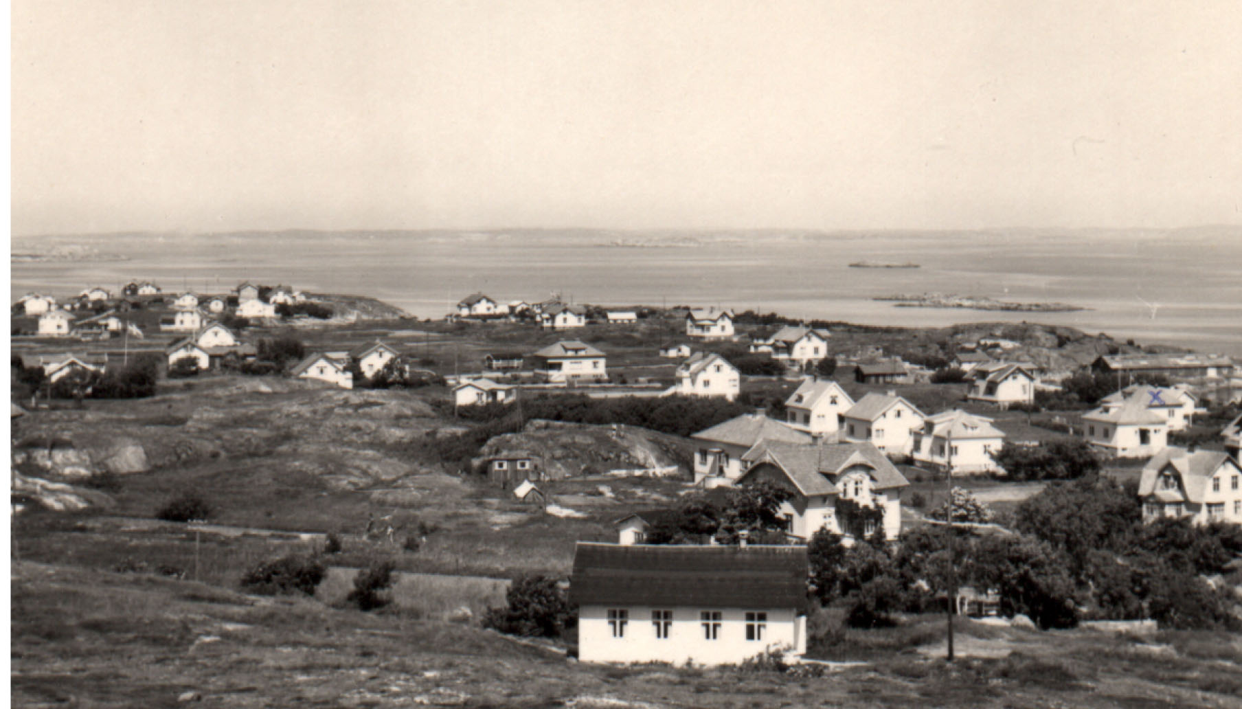 Foto från slutet av 40-talet. Rörö missionshus i förgrunden