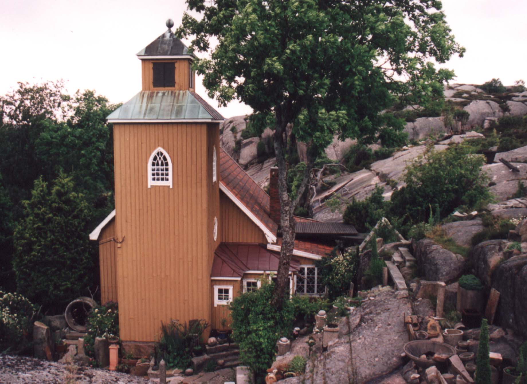 När huset byggdes om från folkets hus till missionshus fick det både torn och spetsbågiga fönster