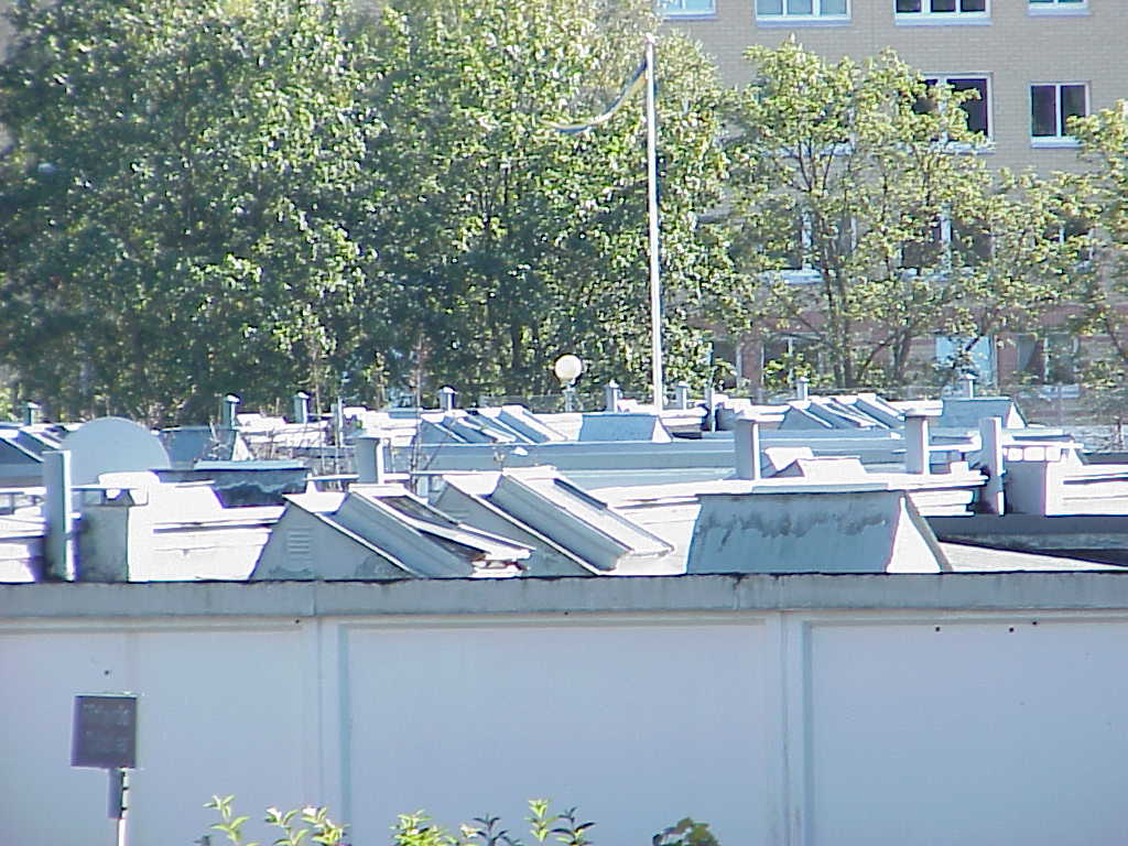 Takfönster och smäckra ventilationsrör skapar en livlig taksilhuette från norr.