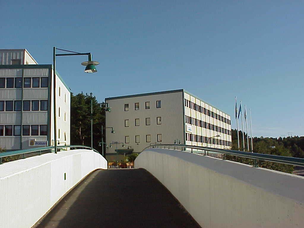 1. Administrativa byggnader kring Första Majgatan, i förgrunden bron som binder samman husen  med Kortedala Torg. Fotograferat från syd.  