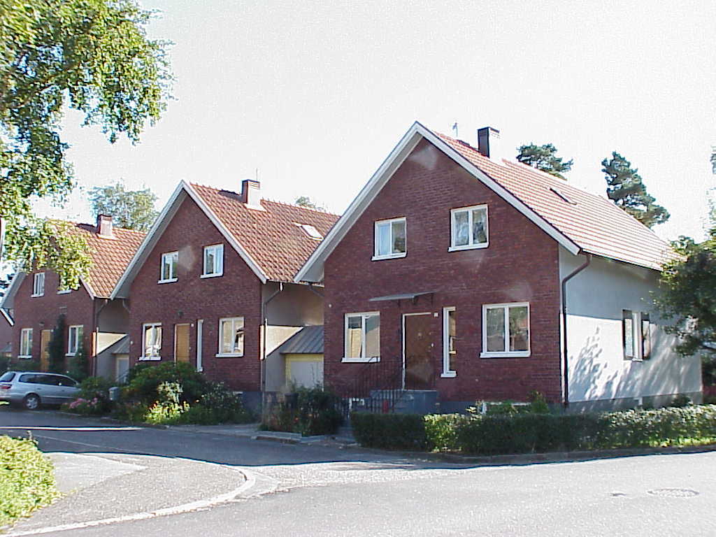 Kedjehusen på Novembergatan sedda från Aprilgatan.
