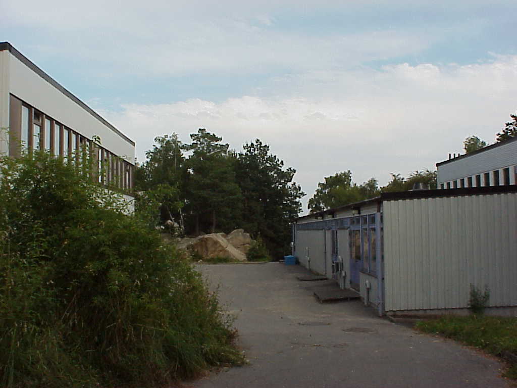 Förhållandet mellan skolhuset till vänster och gymnastik- och matsalbyggnaden till höger, i riktning mot nordöst.
