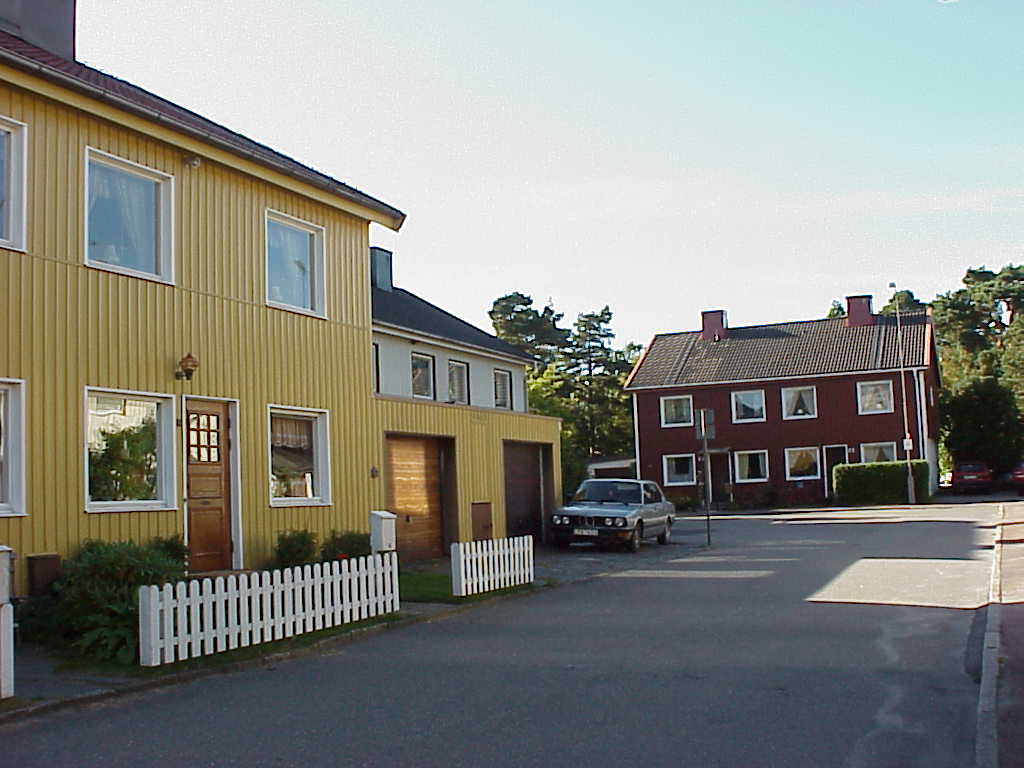 Bebyggelsens har olika fasadmaterial och färger. Parhusen vid Gryningsgatans vändplats.