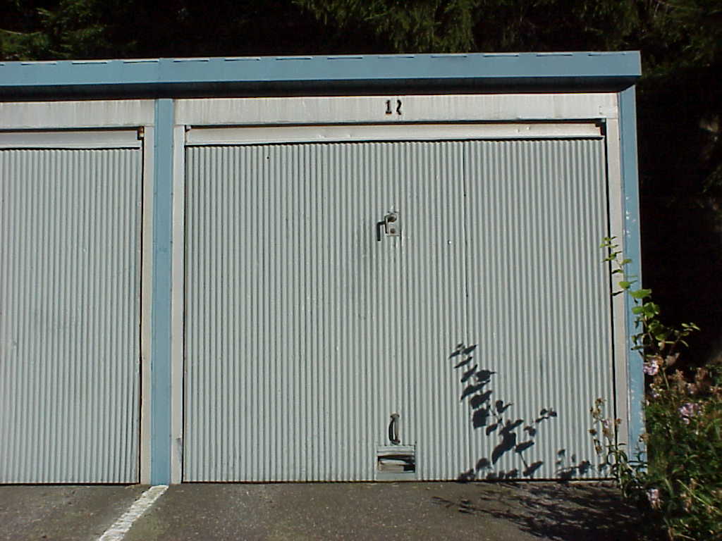 Närbild på en av portarna på den välbevarade garangelängan längs Julaftongsgatan. Observera originalsiffrorna.