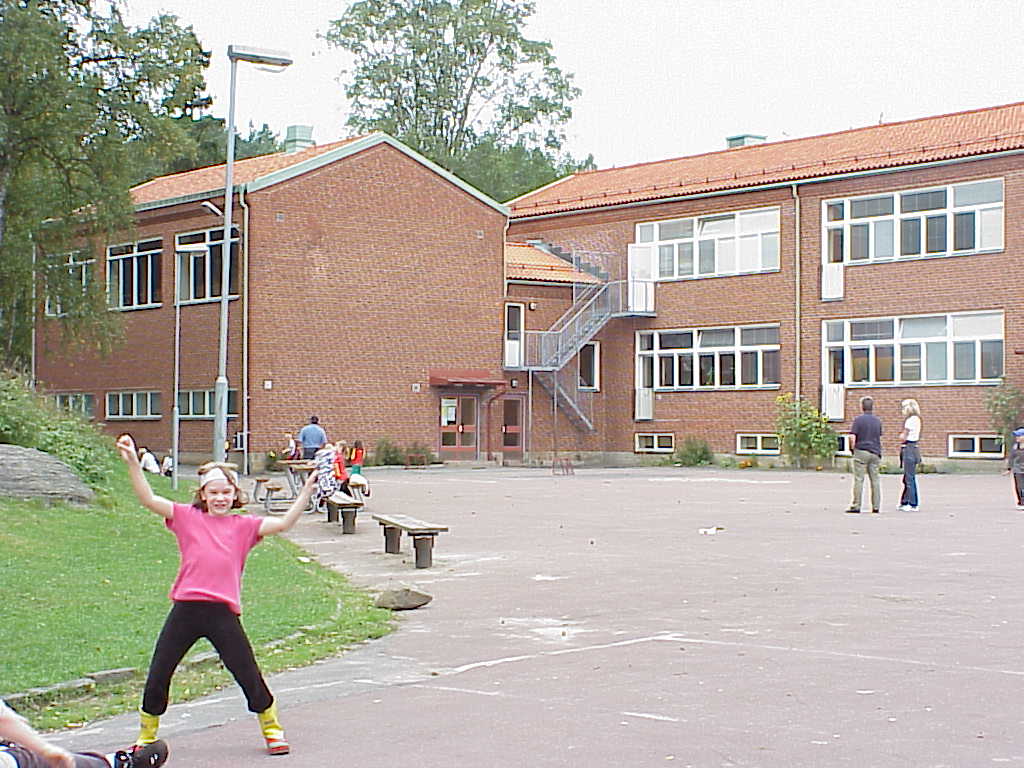 Lövåsskolan. Skolbyggnaden är uppdelad av flera byggnadskroppar länkade till varann.