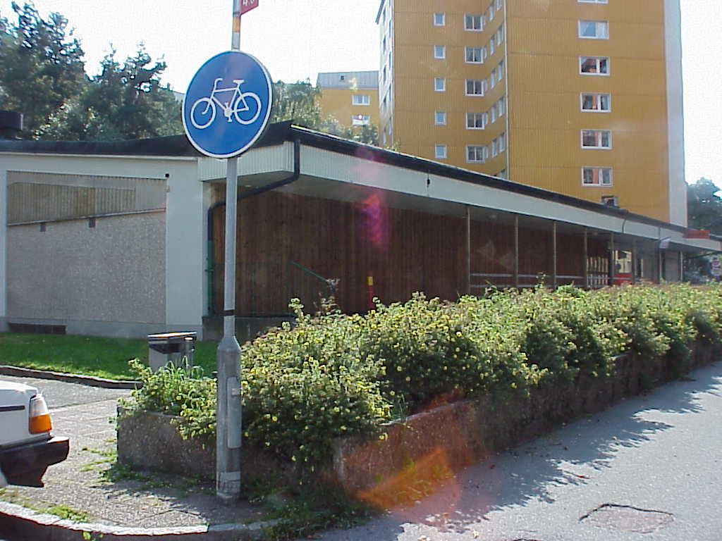 V. Midvintergatan. Inom omlrådet ligger en ombyggd butiksbyggnad, vid den idag - för biltrafik - anvstängda gatan.