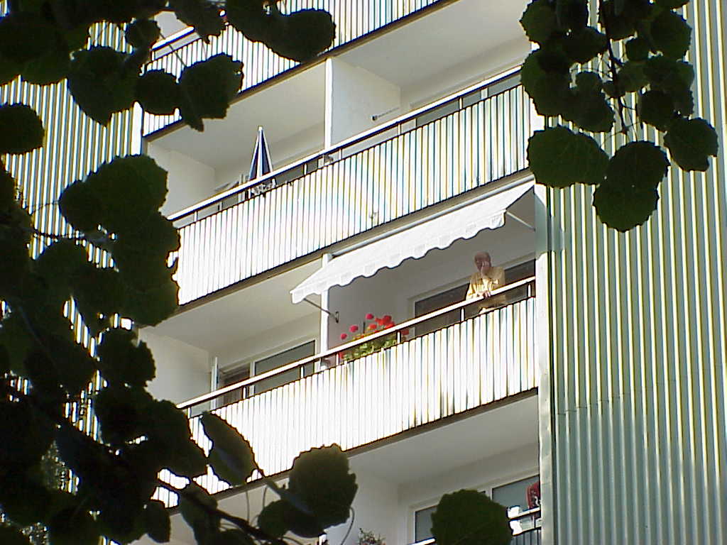 V. Midvintergatan. Sammanhängande balkongpartier upptar en stor del av fasaden.