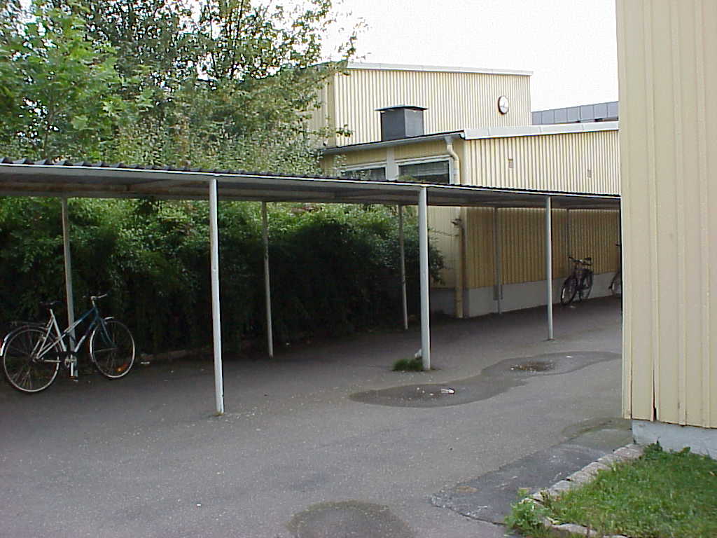 Fågelroskolan. En arkadliknande regnskydd förbinder två av byggnaderna.