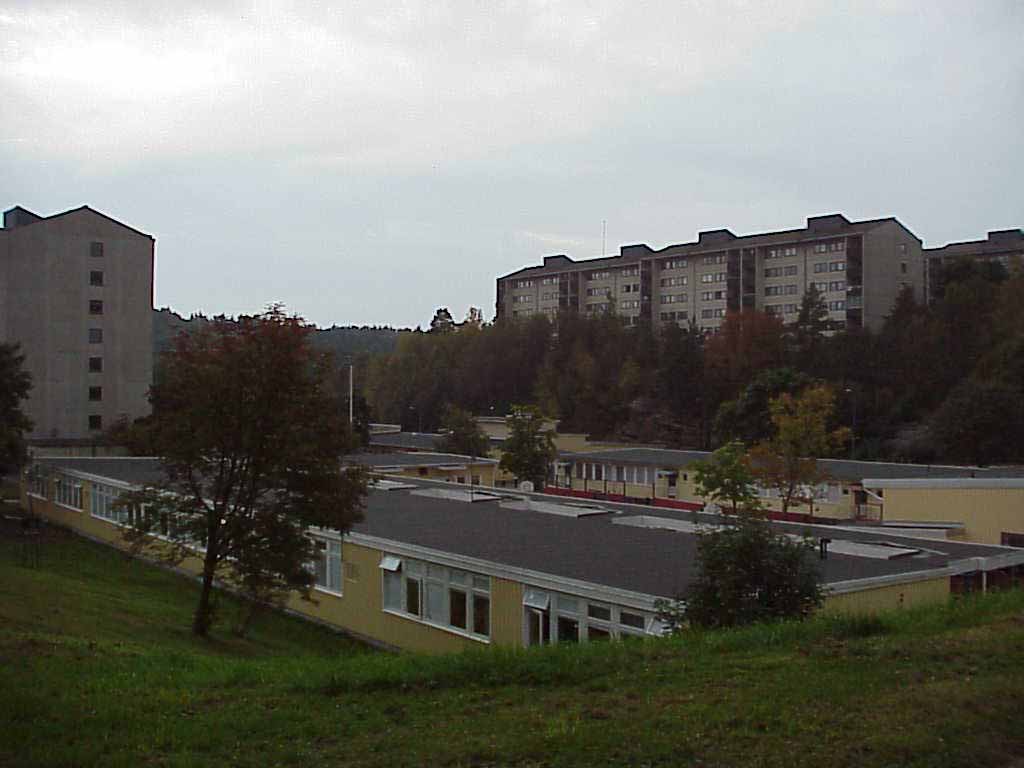 Lågstadiekola, placerad i en "gryta" i stadsdelen Bergsjön södra del (vid Universumsgatan).