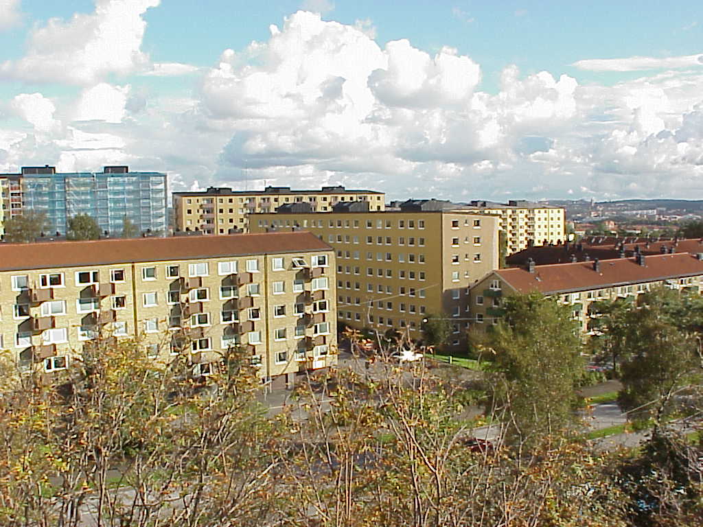 Vy från väst som visar områdets läge vid Sommarvädersgatan med Torkvädersgatan som löper in i området. I fonden syns Masthugget.