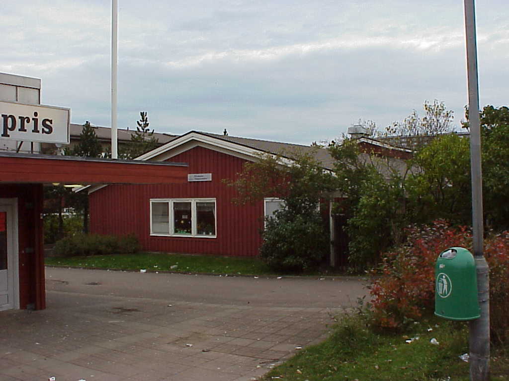 Daghemmet Timjandalen sett från livsmedelsbutikens entré.