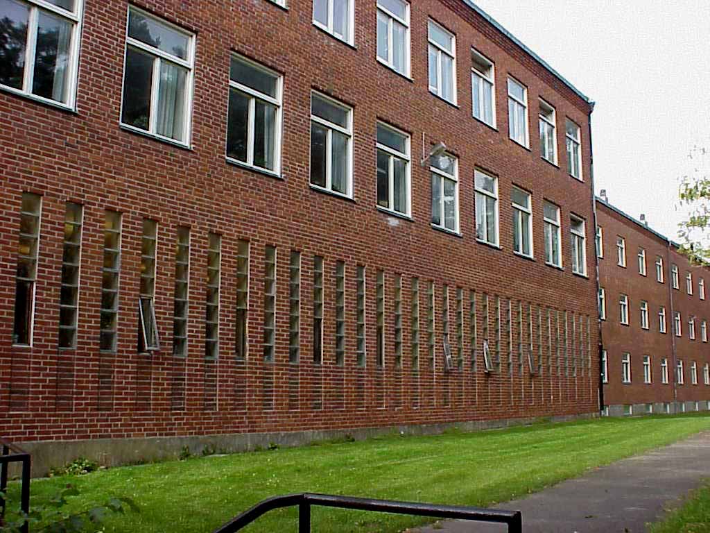 Fasadparti åt norr på hörnbyggnaden i skolans sydöstra del.