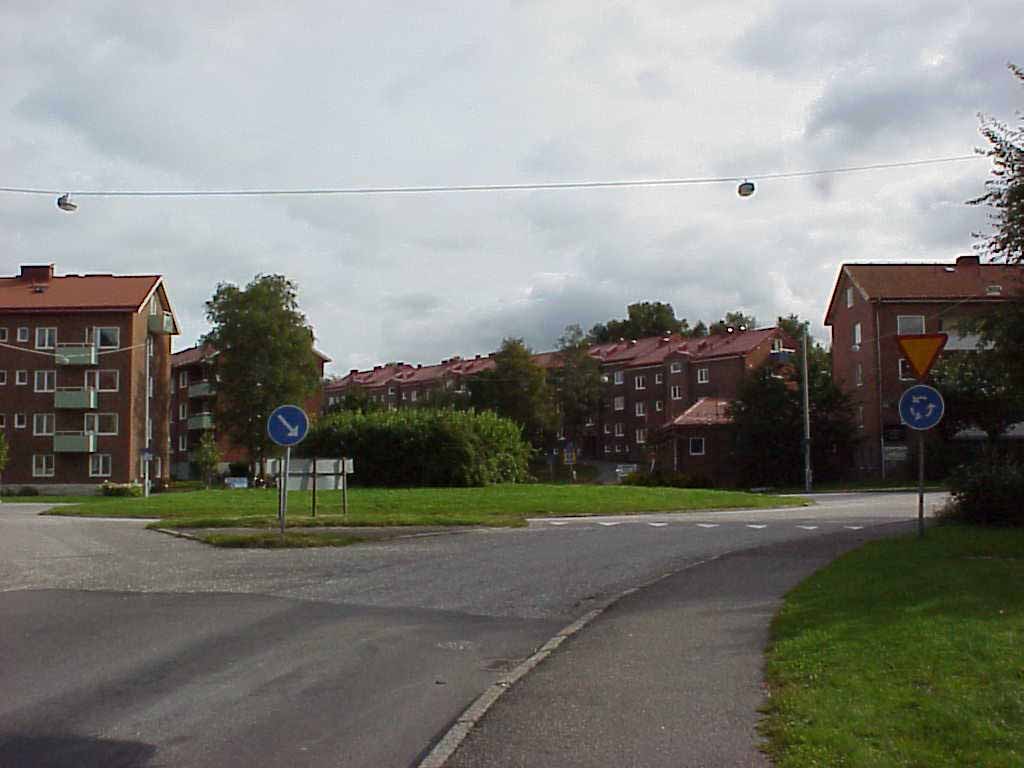 Vy mot området från sydväst och rondell i korsningen mellan Östra Midvintergatan och Januarigatan.