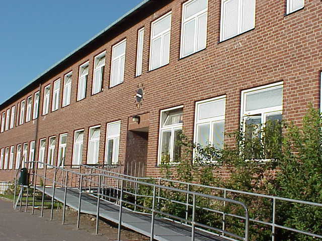 Del av ursprunglig skolbyggnad med sekundär handikappramp.
