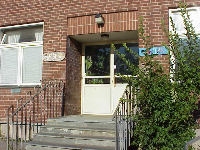 Södra entrén, som vetter mot skolgården, i skolbyggnadens östra fasad.