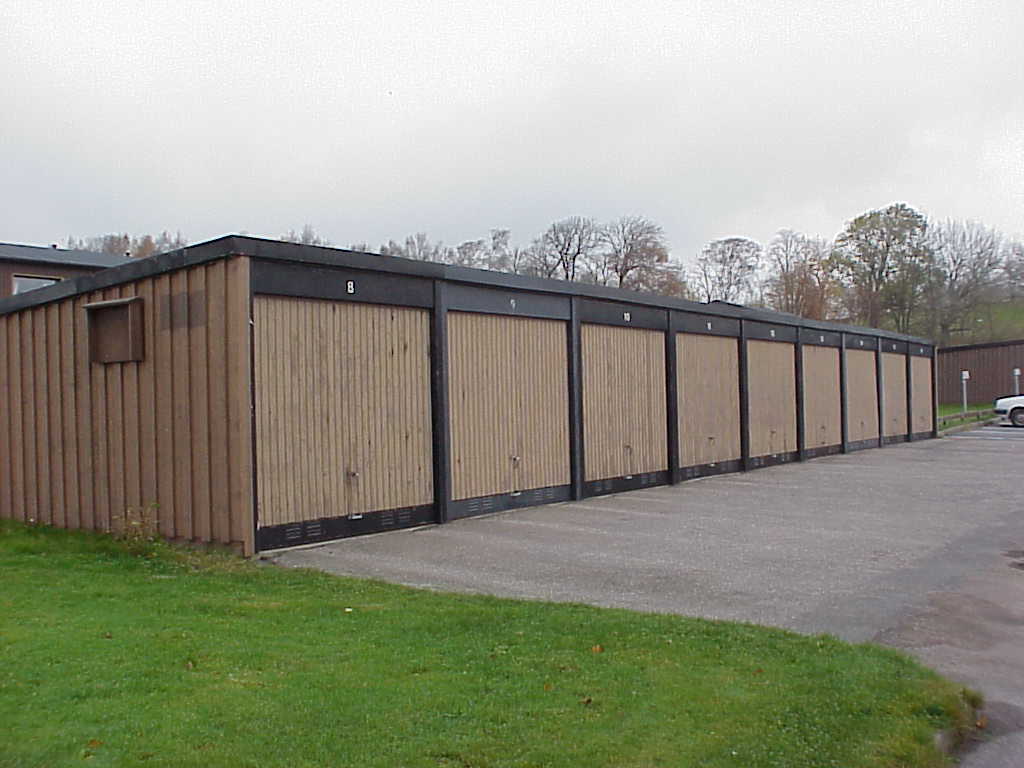Garagen har en synlig svartmålad stålstomme, vilket är ovanligt. De är byggda 1970 och av "Typ A" från Långsele Industri AB.