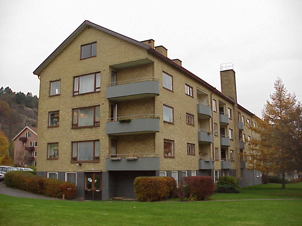 Huset längs Hagåkersgatan i norr har ett lågmäldare uttryck, men är raffinerat i detaljer såsom de olika balkongerna och fönstertyperna åt den välskötta gården. 