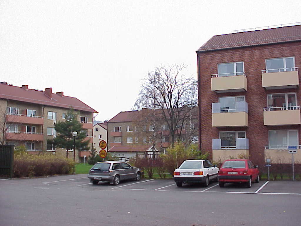 Gårdsmiljön sedd från Tolsegårdsgatan mellan de båda röda tegelhusen mot gatuhusen.