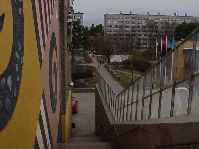 Vy över Hammarkullens centrum sett från de östra skivhusen. Bostadsområdet sammanbinds med Hammarkullens station via en trappa. 