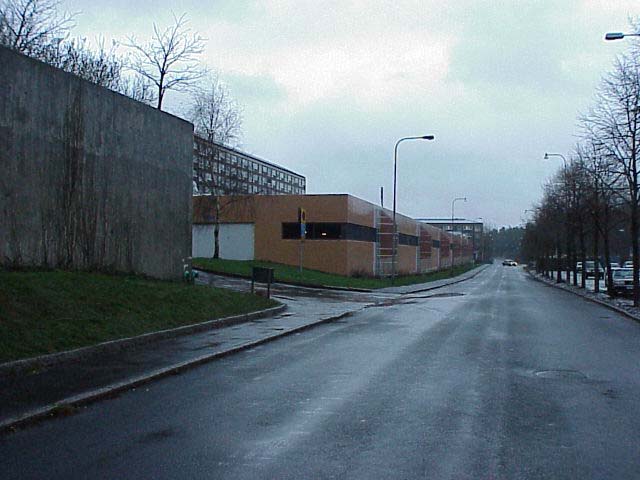 Skivhusen i östra delen av Hammarkullens centrumbebyggelse. Som en barriär mellan Sandeslättsgatan och skivhusen finns parkeringsdäck. 