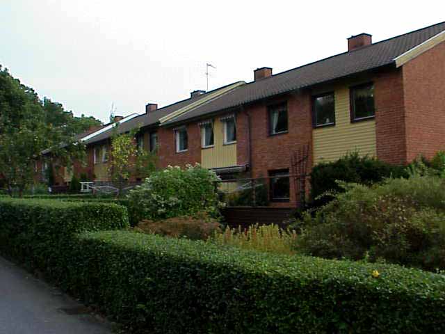 Mot trädgårdssidan delas fasaderna, liksom på entrésidan, upp av återkommande panelpartier. De gröna och relativt väl tilltagna uteplatserna är belägna åt väster.