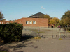 Ett gångstråk sträcker sig åt sydväst från Påvelunds centrum och leder genom skolområdet, till höger om Påvelundsskolans tegelbyggnader.