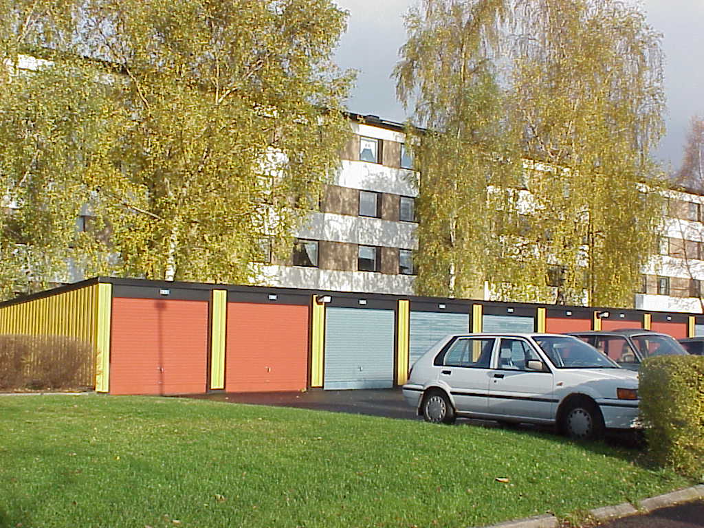 Bifrost. Några få garagelängor ligger inne mellan husen. De övriga ligger separat utanför själva bostadsområdet.