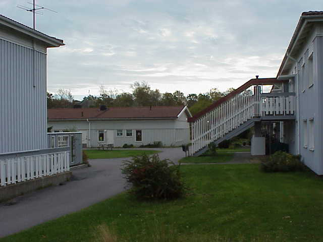 Vy mot bostadsområdets mitt från nordost. I bildens högra del syns de övertäckta trappor som leder till husens övre våningar.