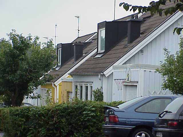 Utmed Påfvenfeldtsgatan ligger kedjehusen, flera av dem är ommålade och några har även försetts med tegelfasad.