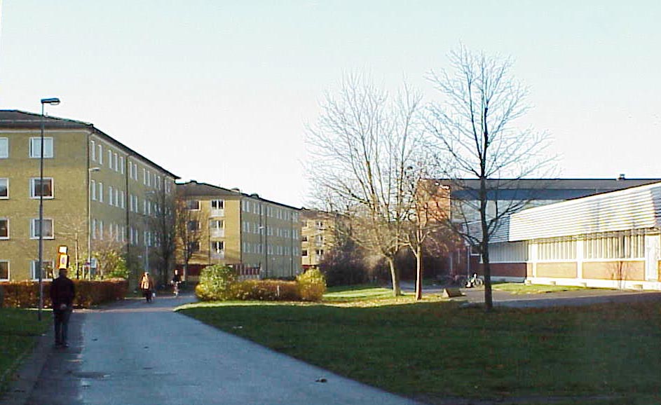 Åbyskolan.. Skolbebyggelsen ligger delvis utefter Amaryllisgånge, ett centralt gångstråk genom stadsdelen.