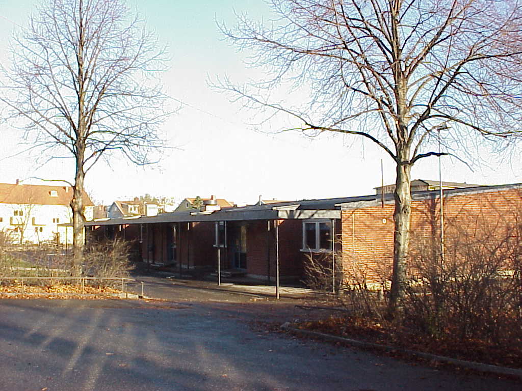 Broslättskolan. Skolsalana ligger i parallella längor och har namn som Mellangården, efter gårdar som tidigare låg här i Åby by.