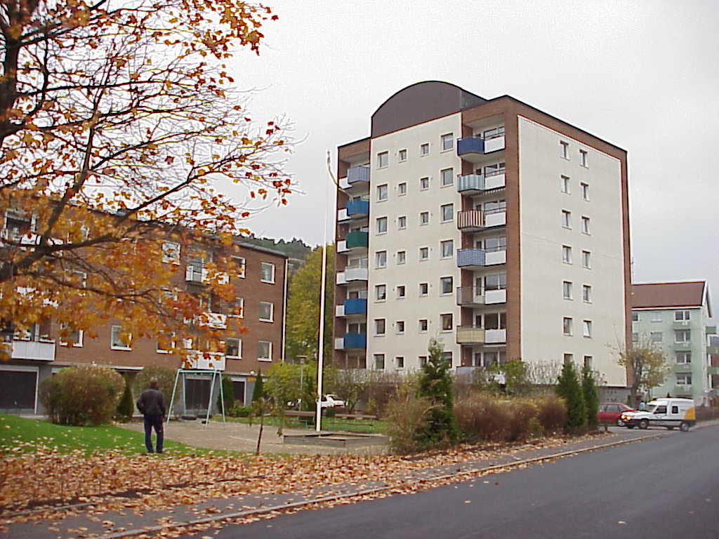 Hagåkersgatan. Punkthusens artikulerade fasader blir än mer utrycksfulla med originalbalkongernas öppna räcken med olikfärgade tyg.